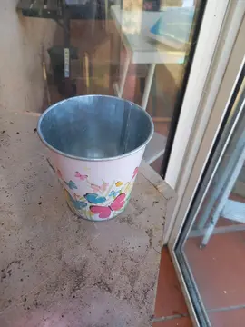 cache pot en métal