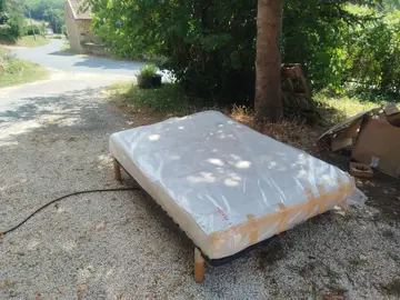 2 Sommiers lattes + matelas 140x190