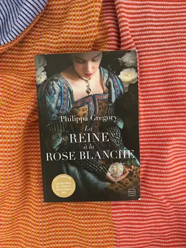 La reine à la rose blanche