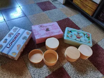 lot de boîtes vides