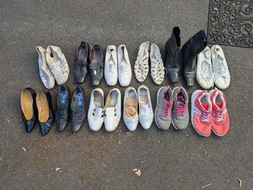 12 PAIRES DE CHAUSSURES T.37-38-40