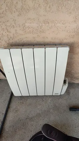 petit radiateur mural qui marche mais pas de support