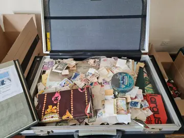 lot classeur timbres et valise de timbres