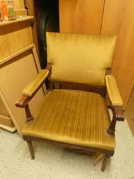 Ancien fauteuil avec assise à refaire