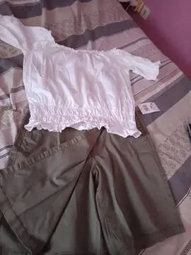c neuf haut blanc , bien regarder ls photos dos et avant motifs t38(M) , jupe short couleur 38