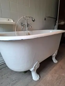 Donne jolie baignoire ancienne en fonte