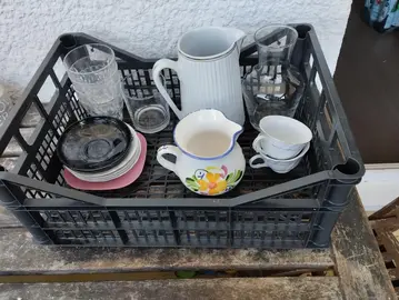 lot vaisselle dépareillé avec cagette