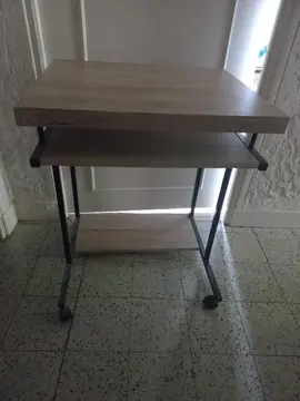 Petit bureau sur roulettes