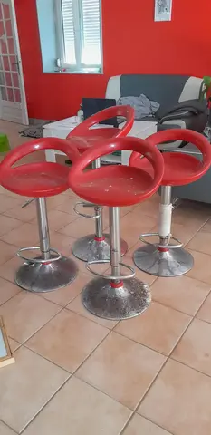 chaise de bar rouillées sur le pied
