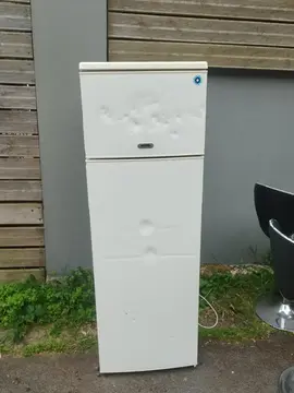 frigo fonctionnel et 5 tabourets de bar