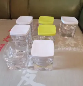 Pots en plastique dur