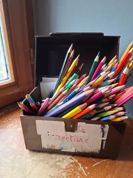 crayons de couleur, boîte de rangement et quelques fiches