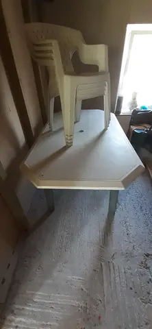 1 Table et 4 chaises de terrasse