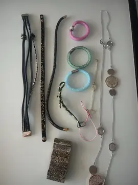 des bracelets fantaisie et 1 collier