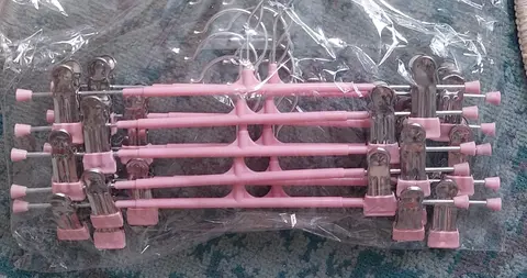10 cintres jupe rose