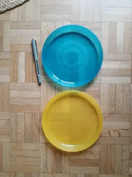 2 assiettes en plastique