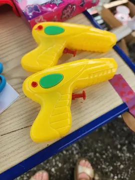 2 petits pistolets à eau