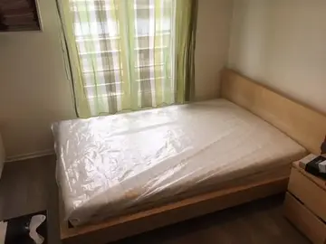 Lit en bois massif 200cm X 140cm avec sommier lattes + son matelat