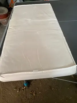 donne matelas lit bébé 116 cm x 60 cm état impeccable et couette lit bébé colorée