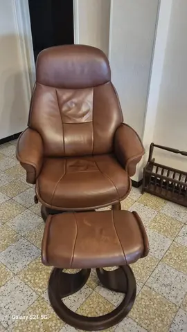 fauteuil de confort et son repose pieds