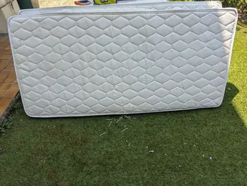 2 lits 190x90 matelas et sommiers