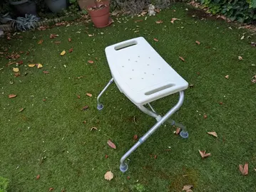 Lot Chaise médicale toilette neuve + déambulateur sans roulettes+ tabouret pliant