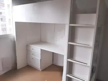 lit mezzanine combinaison avec bureau avec tiroirs, une armoire avec tiroir et une biblio