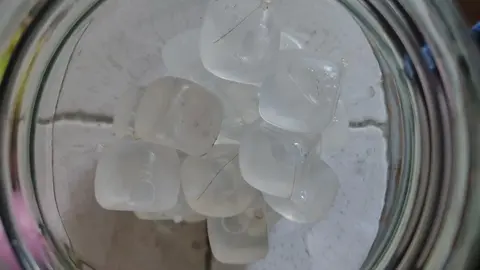 Environ 20 glaçons plastique