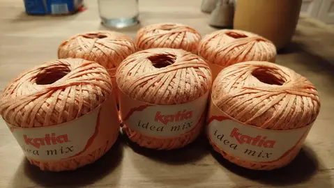 6 pelotes de "idea mix" de chez Katia