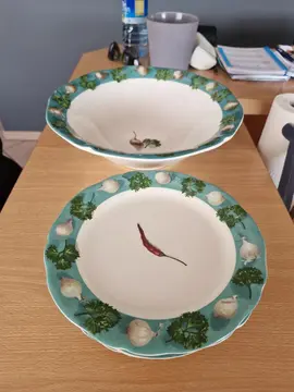 assiettes avec saladier