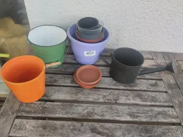 lot de pots et petit arrosoir