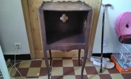 ancienne table de chevet en bois. 4 pieds arqués .