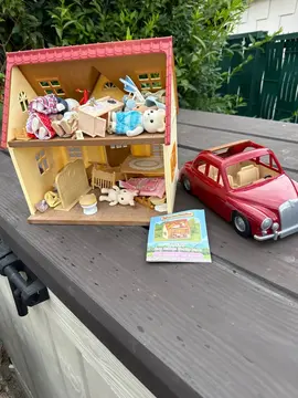Maison de poupée Sylvanian avec ses accessoires