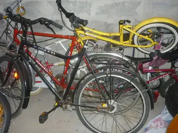 lot de velos bon etat à reparer+ tuteur handicapé