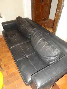 Canapé noir en bon état