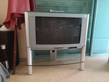 TV avec meuble en verre