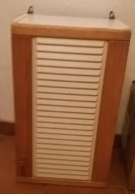 Petit meuble TBE extérieur, moyen à l'intérieur, voir photos