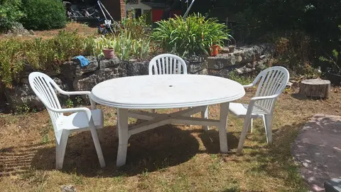 table de jardin et 3 fauteuils pvc