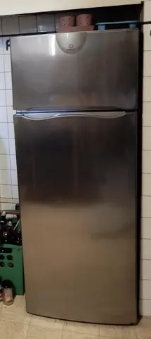 Réfrigérateur congélateur métal brossé Indesit