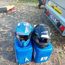 2 bidons bleu