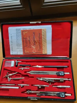 ancienne boîte de compas