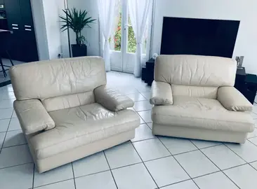 Deux fauteuils en cuir beige