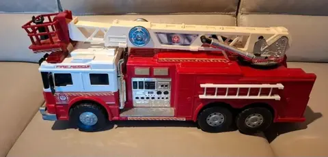 Grand camion de pompier rouge