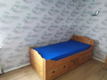 Lit enfant en 90 - avec sommier et matelas. Le lit est démonté