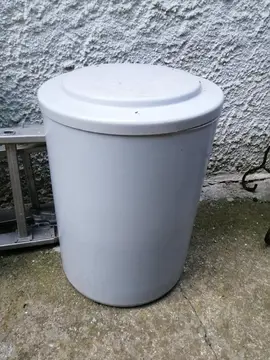 Ancien bac à sel pour adoucisseur d'eau