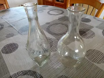 donne 2 carafes en verre