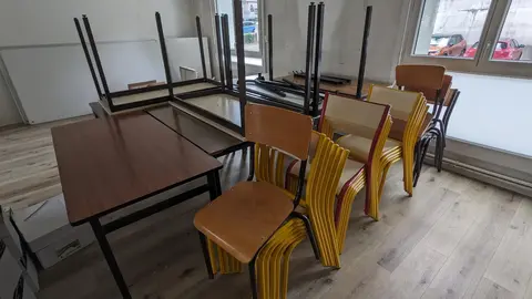 14 tables et 50 chaises scolaires