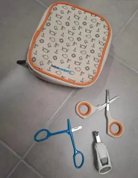 Trousse de soin avec 2 ciseaux et 1 coupe-ongles/loupe