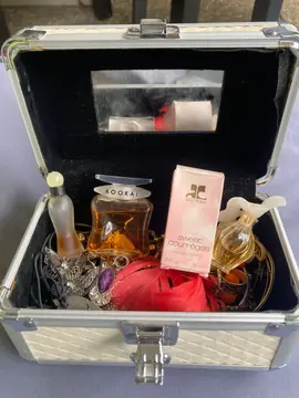 Boîte à bijoux avec échantillons parfums