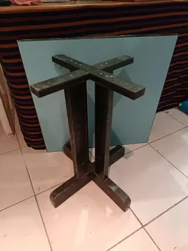 Table carrée 80x80 et toiles